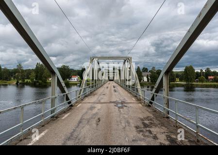 Segersta, Bollnas Gemeinde / Schweden - 08 03 2019: Frau beim Spaziergang über die Milleniumbrücke Stockfoto