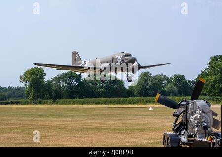 Headcorn, Kent UK - Juli 1. 2018 WW2 Skytrain C-47 sowie T6 texanische amerikanische Flugzeuge fliegen in einer Airshow über Kent in einer Battle of Britain Airshow von V Stockfoto