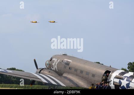 Headcorn, Kent UK - Juli 1. 2018 WW2 Skytrain C-47 sowie T6 texanische amerikanische Flugzeuge fliegen in einer Airshow über Kent in einer Battle of Britain Airshow von V Stockfoto