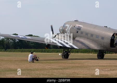 Headcorn, Kent UK - Juli 1. 2018 WW2 Skytrain C-47 sowie T6 texanische amerikanische Flugzeuge fliegen in einer Airshow über Kent in einer Battle of Britain Airshow von V Stockfoto