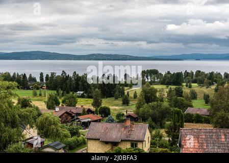 Segersta, Halsingland - Schweden - 08 04 2019: Panoramablick über alte Dorfhäuser mit dem Fluss Ljusnan im Hintergrund Stockfoto