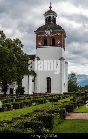 Bollnas City, Gavleborg County - Schweden - 08 04 2019 Blick auf den Friedhof und den Kirchturm Stockfoto