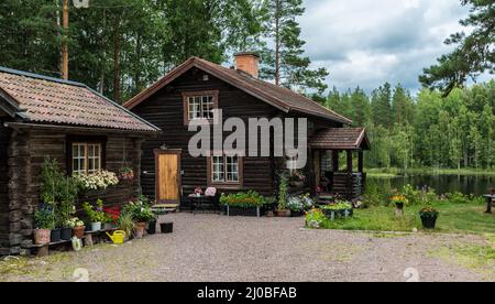 Segersta, Halsingland - Schweden - 08 04 2019: Blick über traditionelle schwedische Ferienhäuser in den Feldern Stockfoto