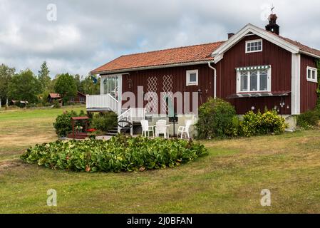 Segersta, Halsingland - Schweden - 08 04 2019: Blick über traditionelle schwedische Ferienhäuser in den Feldern Stockfoto