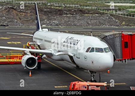 Aeropuerto de La Palma (SPC), 12. März 2022: Flugzeug (Airbus 321-200) der Lufthansa mit der Registrierung D-AIDK beim Einsteigen auf dem Vorfeld der Stockfoto