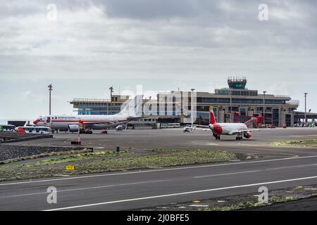 Aeropuerto de La Palma (SPC), 12. März 2022: Terminal und Start- und Landebahn sowie Vorfeld mit einem Flugzeug der spanischen Regierung (Airbus A310-304, Registrierung Stockfoto