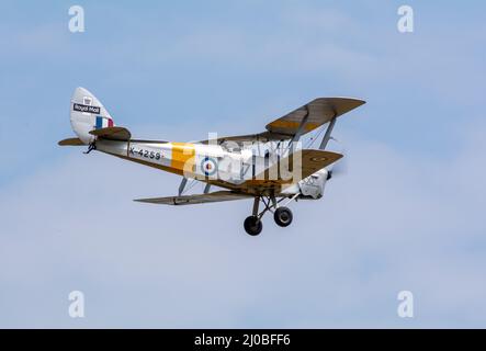 Headcorn Airfield, Kent, Großbritannien: 31.. August 2016. Royal Mail flog eine alte Tiger Moth und trug eine symbolische Tasche Post nach Le Touquet in Frankreich, um sie zu stampften Stockfoto