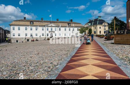 Falun, Dalarna - Schweden - 08 05 2019: Blick über das Rathaus und den Stadtplatz Stockfoto