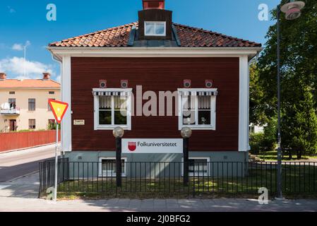 Falun, Dalarna - Schweden - 08 05 2019: Fassade der Volksuniversität Folkuniversitet Stockfoto