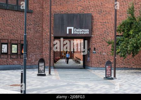 Falun, Dalarna - Schweden - 08 05 2019: Besucher, die aus dem Dalarnas Museum herauskommen Stockfoto