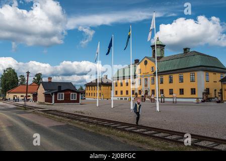 Falun, Dalarna, Schweden - 08 05 2019 Blick über das Hauptgebäude und die Eisenbahnschienen von der Kupfermine Stockfoto