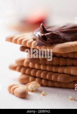 Schokolade süß schmelzende Nougatcreme auf Cookies auf einem weißen Teller Stockfoto