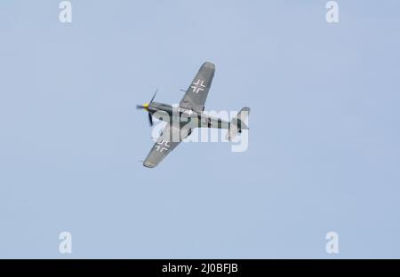 Headcorn, Kent UK - July 1. 2018 WW2 Deutsch BF109 Messerschmitt Hispano Motorjäger fliegt und führt einen Hundekampf auf einer Airshow über Kent durch. Stockfoto