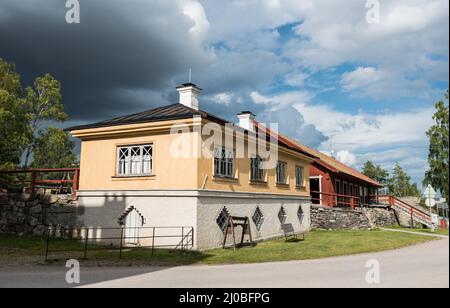 Sala Silvergruva, Vastmanlands Lan - Schweden - 08 07 2019 Behausung am Silberbergwerk mit aufziehenden Regenwolken Stockfoto