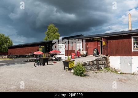 Sala Silvergruva, Vastmanlands Lan - Schweden - 08 07 2019 Dewlling am Silberbergwerk mit aufziehenden Regenwolken Stockfoto