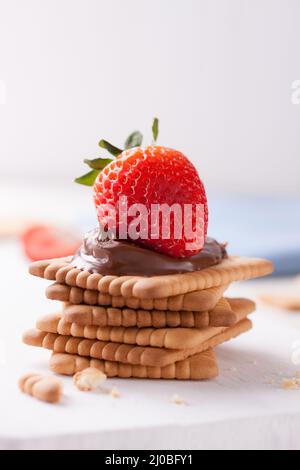 Schokolade süß schmelzende Nougatcreme auf Cookies mit Erdbeere auf einem weißen Teller Stockfoto