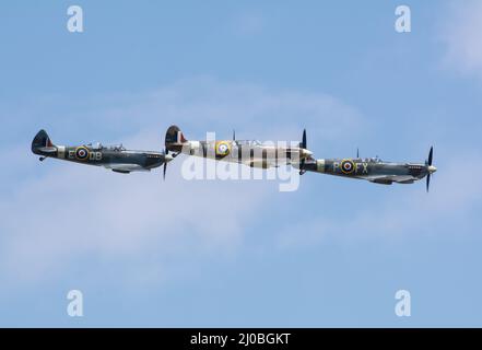 Headcorn, Kent Großbritannien - Juli 1. 2018 Eine Formation von drei spitfire WW2 Kampfflugzeugen fliegt in einer Airshow über Kent. Stockfoto