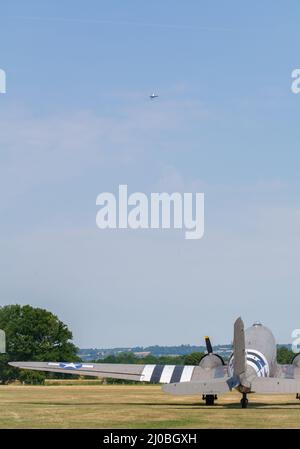 Headcorn, Kent UK - Juli 1. 2018 Spitfire mit Merlin Engine fliegt und tritt auf Airshow über Kent auf. Stockfoto