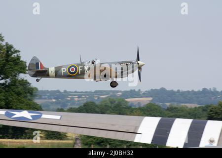 Headcorn, Kent UK - Juli 1. 2018 Spitfire mit Merlin Engine fliegt und tritt auf Airshow über Kent auf. Stockfoto