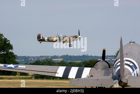Headcorn, Kent UK - Juli 1. 2018 Spitfire mit Merlin Engine fliegt und tritt auf Airshow über Kent auf. Stockfoto