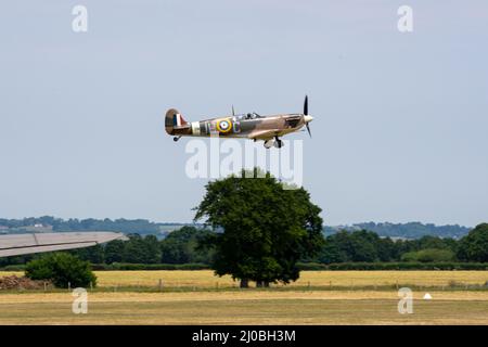 Headcorn, Kent UK - Juli 1. 2018 Spitfire mit Merlin Engine fliegt und tritt auf Airshow über Kent auf. Stockfoto