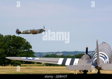 Headcorn, Kent UK - Juli 1. 2018 Spitfire mit Merlin Engine fliegt und tritt auf Airshow über Kent auf. Stockfoto