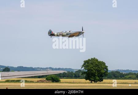 Headcorn, Kent UK - Juli 1. 2018 Spitfire mit Merlin Engine fliegt und tritt auf Airshow über Kent auf. Stockfoto