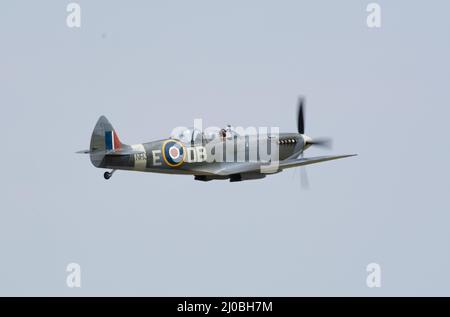 Headcorn, Kent UK - Juli 1. 2018 Spitfire mit Merlin Engine fliegt und tritt auf Airshow über Kent auf. Stockfoto