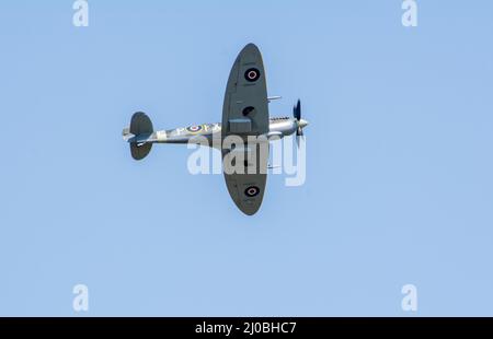 Headcorn, Kent UK - Juli 1. 2018 Spitfire mit Merlin Engine fliegt und tritt auf Airshow über Kent auf. Stockfoto