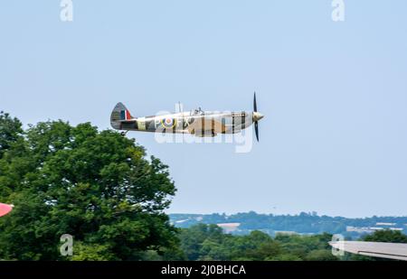 Headcorn, Kent UK - Juli 1. 2018 Spitfire mit Merlin Engine fliegt und tritt auf Airshow über Kent auf. Stockfoto
