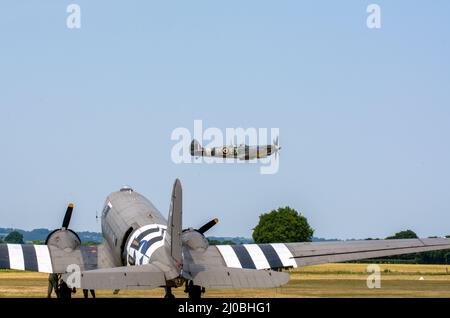 Headcorn, Kent UK - Juli 1. 2018 Spitfire mit Merlin Engine fliegt und tritt auf Airshow über Kent auf. Stockfoto