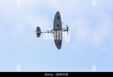 Headcorn, Kent UK - Juli 1. 2018 Spitfire mit Merlin Engine fliegt und tritt auf Airshow über Kent auf. Stockfoto