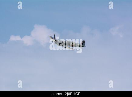 Headcorn, Kent UK - Juli 1. 2018 Spitfire mit Merlin Engine fliegt und tritt auf Airshow über Kent auf. Stockfoto