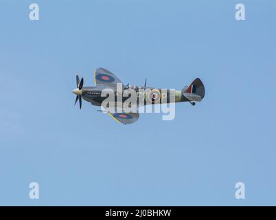 Headcorn, Kent UK - Juli 1. 2018 Spitfire mit Merlin Engine fliegt und tritt auf Airshow über Kent auf. Stockfoto