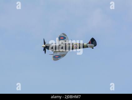 Headcorn, Kent UK - Juli 1. 2018 Spitfire mit Merlin Engine fliegt und tritt auf Airshow über Kent auf. Stockfoto