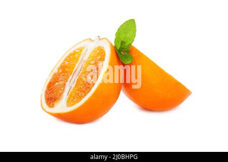 Frische, saftige, blutgeschnittene Orangen mit Minzblatt auf weißem Hintergrund Stockfoto