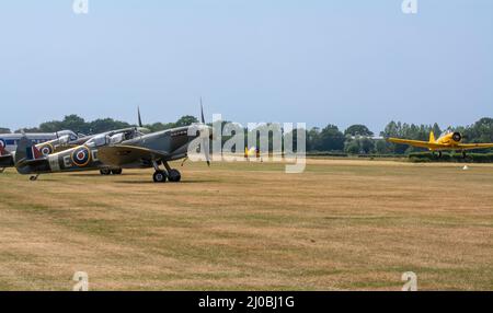 Headcorn, Kent Großbritannien - 1. 2018. Juli Ein T6 texan, der während eines Fluges mit Vintage-Flügen abfliegt und dann ein Flyby-Manöver macht. Gesehen im Flug mit einem Stockfoto