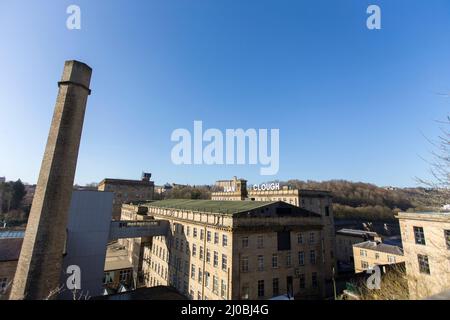 Halifax, West Yorkshire, Großbritannien. 17.. März 2022. Wetter in Großbritannien. In Halifax, West Yorkshire, Großbritannien, wurde ein Frost über Nacht zu einem wunderschönen blauen Himmel.Dean Clough in Halifax ist eine Gruppe von großen Fabrikgebäuden, die in den Jahren 1840s bis 60s für Crossley's Teppiche gebaut wurden und zu einer der größten Teppichfabriken der Welt wurden (eine halbe Meile lang mit 1.250.000 Quadratfuß (116.000 m2) Der Fläche). Die Widder-Skulptur besteht aus Aluminiumstreifen und wurde von Frank Darnley modelliert. Es ist eine von zwei Skulpturen von ihm außerhalb der Mühle gemacht. ''RAM' und 'Phoenix' c. 1994/5 (ca. 8m bzw. 9m hoch. Kredit: Windmi Stockfoto