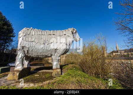 Halifax, West Yorkshire, Großbritannien. 17.. März 2022. Wetter in Großbritannien. In Halifax, West Yorkshire, Großbritannien, wurde ein Frost über Nacht zu einem wunderschönen blauen Himmel.Dean Clough in Halifax ist eine Gruppe von großen Fabrikgebäuden, die in den Jahren 1840s bis 60s für Crossley's Teppiche gebaut wurden und zu einer der größten Teppichfabriken der Welt wurden (eine halbe Meile lang mit 1.250.000 Quadratfuß (116.000 m2) Der Fläche). Die Widder-Skulptur besteht aus Aluminiumstreifen und wurde von Frank Darnley modelliert. Es ist eine von zwei Skulpturen von ihm außerhalb der Mühle gemacht. ''RAM' und 'Phoenix' c. 1994/5 (ca. 8m bzw. 9m hoch. Kredit: Windmi Stockfoto