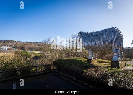 Halifax, West Yorkshire, Großbritannien. 17.. März 2022. Wetter in Großbritannien. In Halifax, West Yorkshire, Großbritannien, wurde ein Frost über Nacht zu einem wunderschönen blauen Himmel.Dean Clough in Halifax ist eine Gruppe von großen Fabrikgebäuden, die in den Jahren 1840s bis 60s für Crossley's Teppiche gebaut wurden und zu einer der größten Teppichfabriken der Welt wurden (eine halbe Meile lang mit 1.250.000 Quadratfuß (116.000 m2) Der Fläche). Die Widder-Skulptur besteht aus Aluminiumstreifen und wurde von Frank Darnley modelliert. Es ist eine von zwei Skulpturen von ihm außerhalb der Mühle gemacht. ''RAM' und 'Phoenix' c. 1994/5 (ca. 8m bzw. 9m hoch. Kredit: Windmi Stockfoto
