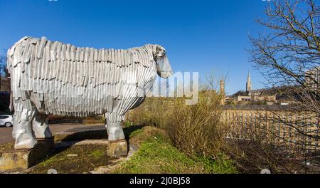Halifax, West Yorkshire, Großbritannien. 17.. März 2022. Wetter in Großbritannien. In Halifax, West Yorkshire, Großbritannien, wurde ein Frost über Nacht zu einem wunderschönen blauen Himmel.Dean Clough in Halifax ist eine Gruppe von großen Fabrikgebäuden, die in den Jahren 1840s bis 60s für Crossley's Teppiche gebaut wurden und zu einer der größten Teppichfabriken der Welt wurden (eine halbe Meile lang mit 1.250.000 Quadratfuß (116.000 m2) Der Fläche). Die Widder-Skulptur besteht aus Aluminiumstreifen und wurde von Frank Darnley modelliert. Es ist eine von zwei Skulpturen von ihm außerhalb der Mühle gemacht. ''RAM' und 'Phoenix' c. 1994/5 (ca. 8m bzw. 9m hoch. Kredit: Windmi Stockfoto