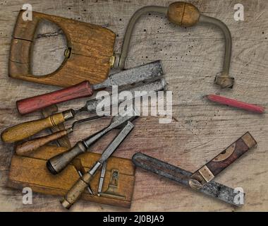 Holzbearbeitungswerkzeuge über der Werkbank Stockfoto