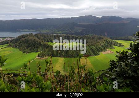 Krater von Cete Cidades mit dem Vulkan Caldeira Seca, Sao Miguel, Azoren Stockfoto