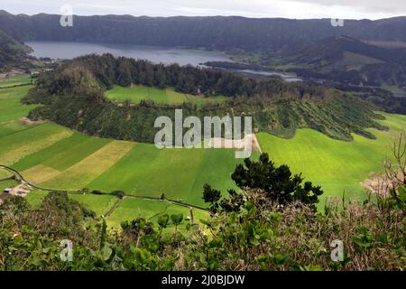 Krater von Cete Cidades mit dem Vulkan Caldeira Seca, Sao Miguel, Azoren Stockfoto