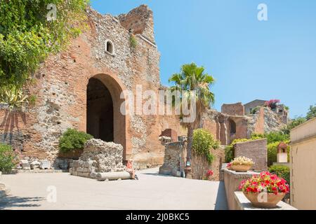 Ansicht der Fragmente der Überreste eines antiken griechischen Theaters auf der italienischen Insel Stockfoto