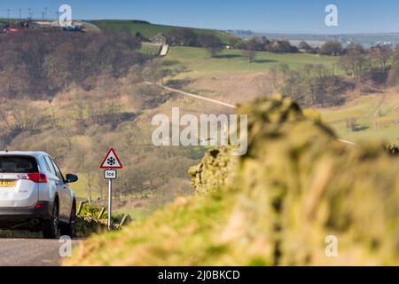 Halifax, West Yorkshire, Großbritannien. 17.. März 2022. Wetter in Großbritannien. Ein Frost über Nacht ging einem wunderschönen blauen Himmel in Halifax, West Yorkshire, Großbritannien, nach. Im Shibden-Tal bereitet ein Bauer seine Felder für die kommende Saison vor, um das Gras zu füttern. Das Shibden-Tal ist bekannt als die ehemalige Heimat von Anne Lister, die in der Fernsehproduktion Gentleman Jack serialisiert wurde. Kredit: Windmill Images/Alamy Live Nachrichten Stockfoto