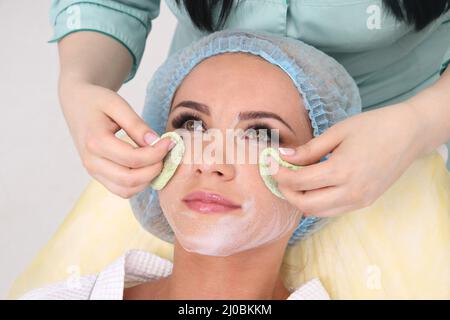 Reinigungschälen im Schönheitssalon. Stockfoto