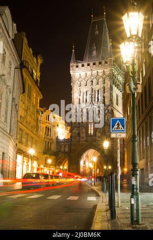 Nachtansicht der Pulverturm oder Pulverturm. Dieses Wahrzeichen ist ein gotischer Turm In Prag, Tschechische Republik. Es ist eines der Origi Stockfoto