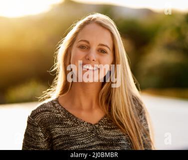 Ich wähle jeden Tag Positivität. Porträt einer attraktiven jungen Frau, die einen Tag im Freien genießt. Stockfoto