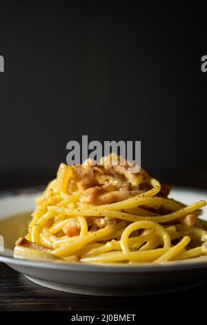 Pasta alla Carbonara mit Eiern, Speck, Parmigiano und Pecorino-Käse Stockfoto